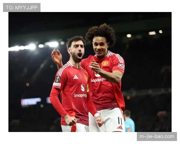 镜头聚焦：看台上一位曼联小球迷目睹球队丢球后失望落泪